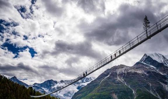 全球最长的步行吊桥，宽度只有63厘米，吊桥的长度494米！