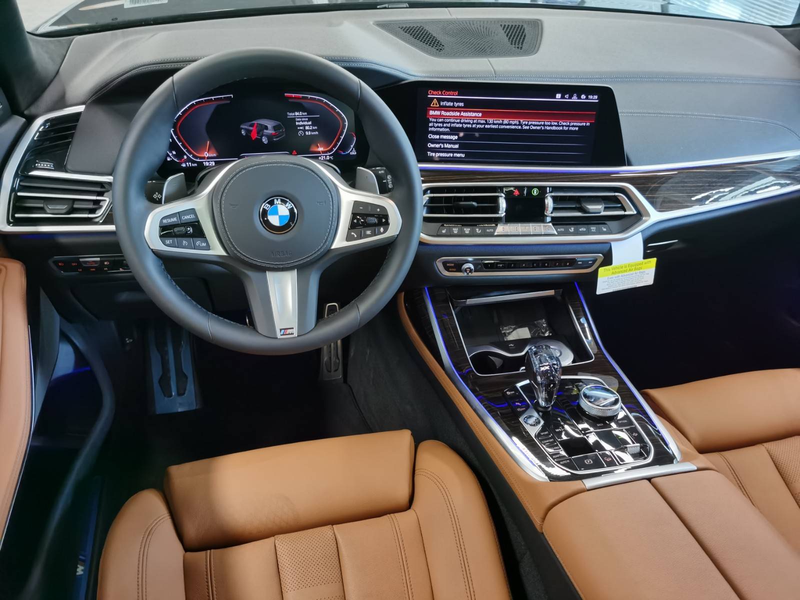 全新宝马x7来到内饰后,我们看到了令人熟悉的宝马家族风格,当然在细节