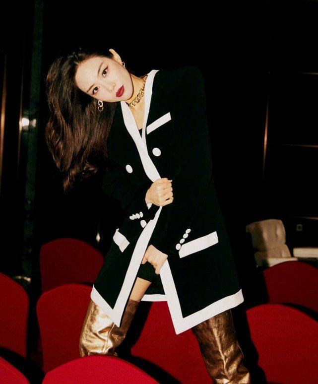 原创王霏霏太酷了,穿黑色针织开衫配金亮色长靴,诠释女性的另一种美