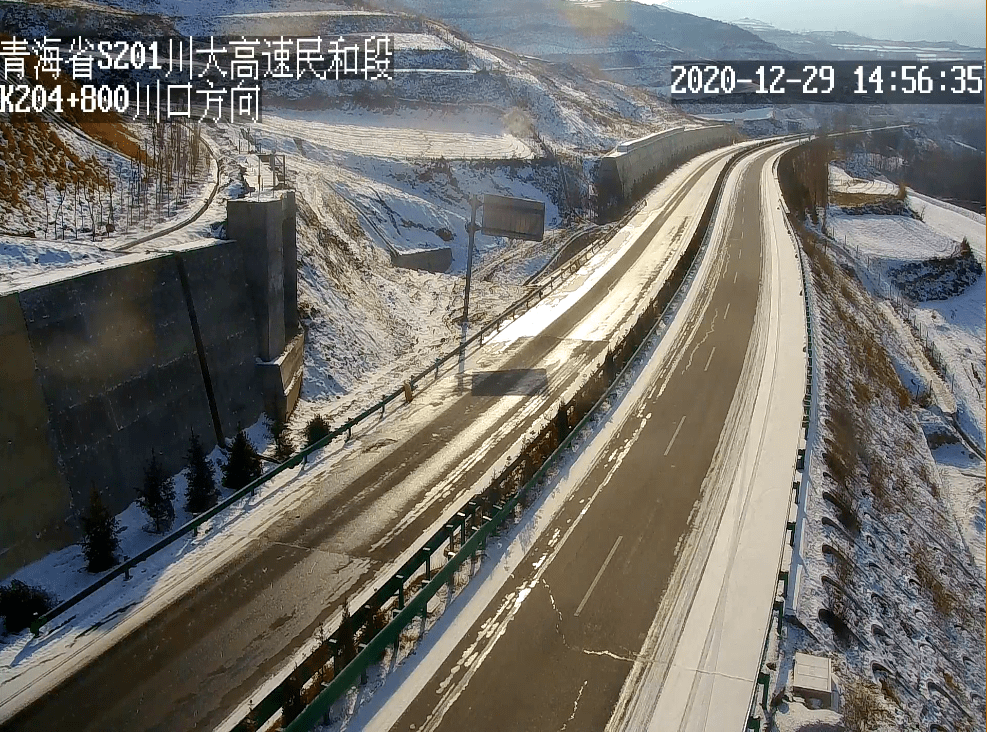 s201五官线川大高速(民和川口—大河家):部分路段路面积雪.