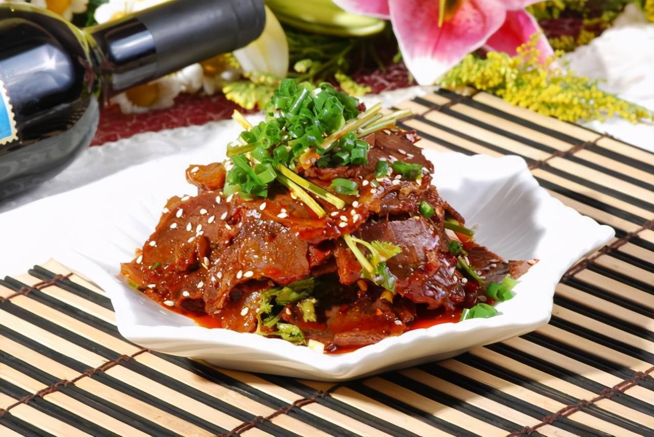 材料:牛腱1000g,盐1.