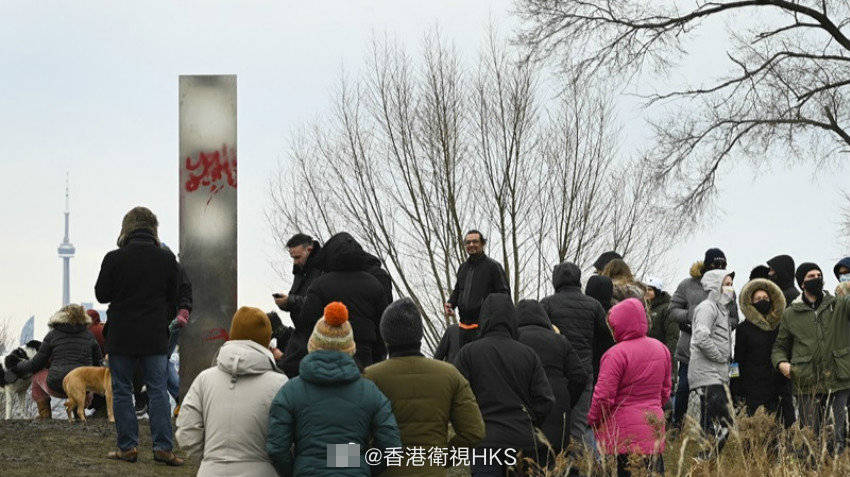 加拿大多伦多现神秘金属柱 吸引游人驻足拍照