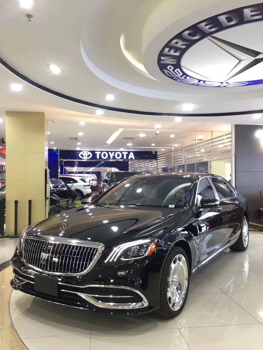 2020款奔驰迈巴赫s560作为一款d级车的标杆车型,后排可以说 是同级别