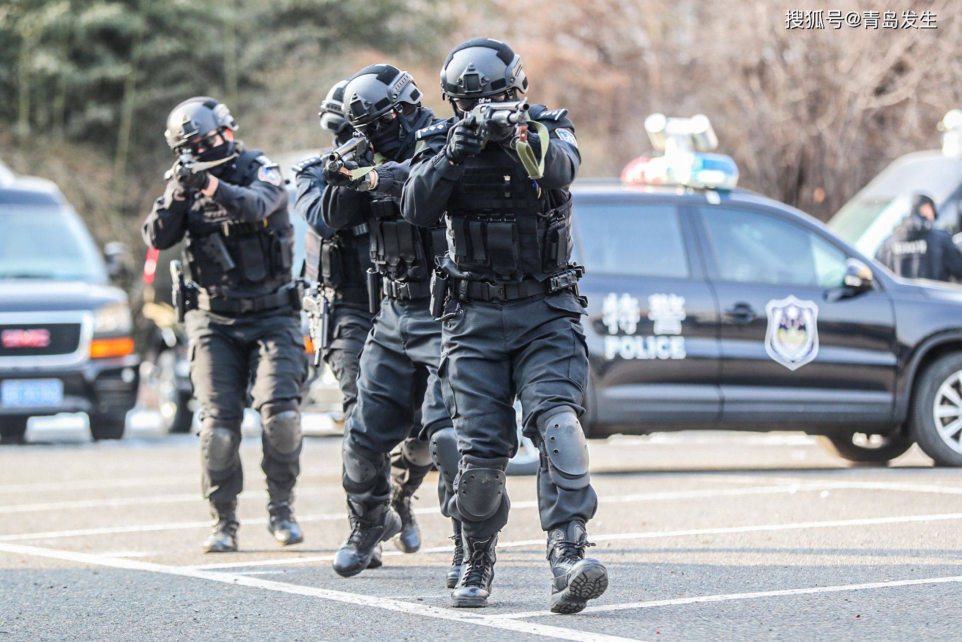 实拍青岛特警冬日真枪射击演练