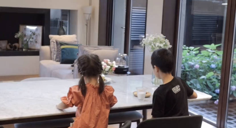 董花花晒视频暴露豪宅全貌,室内富丽堂皇,儿女在超长走廊内骑车