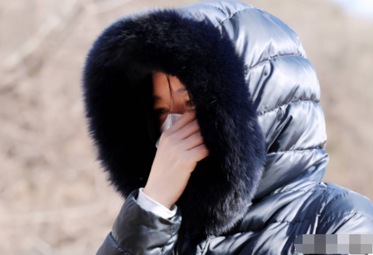 原创李英爱一家四口拜祭被虐死女童,携11岁儿女低头哀悼掩面痛哭