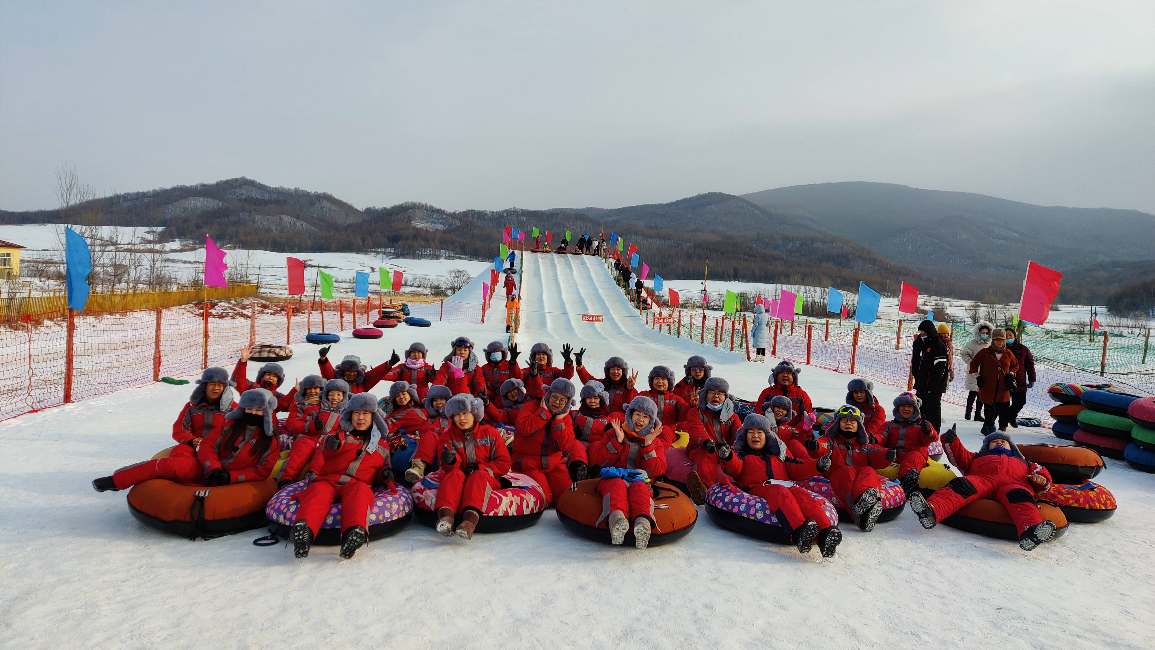 这里是一个完全由冰雪雕砌而成的世界,最大的冰雪嘉年华,最长的冰滑梯