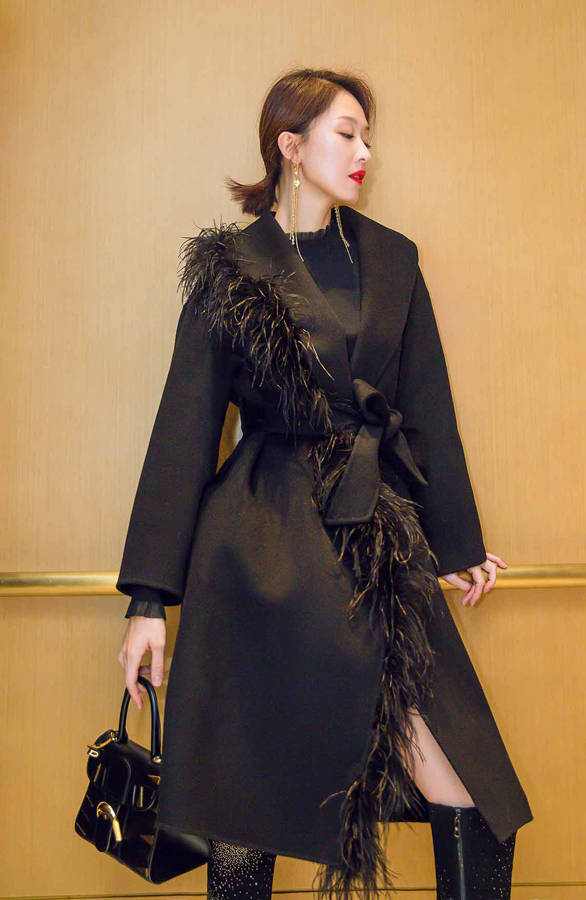 张雯小寒节气随拍 彰显黑色酷飒魅力_梁佳宜