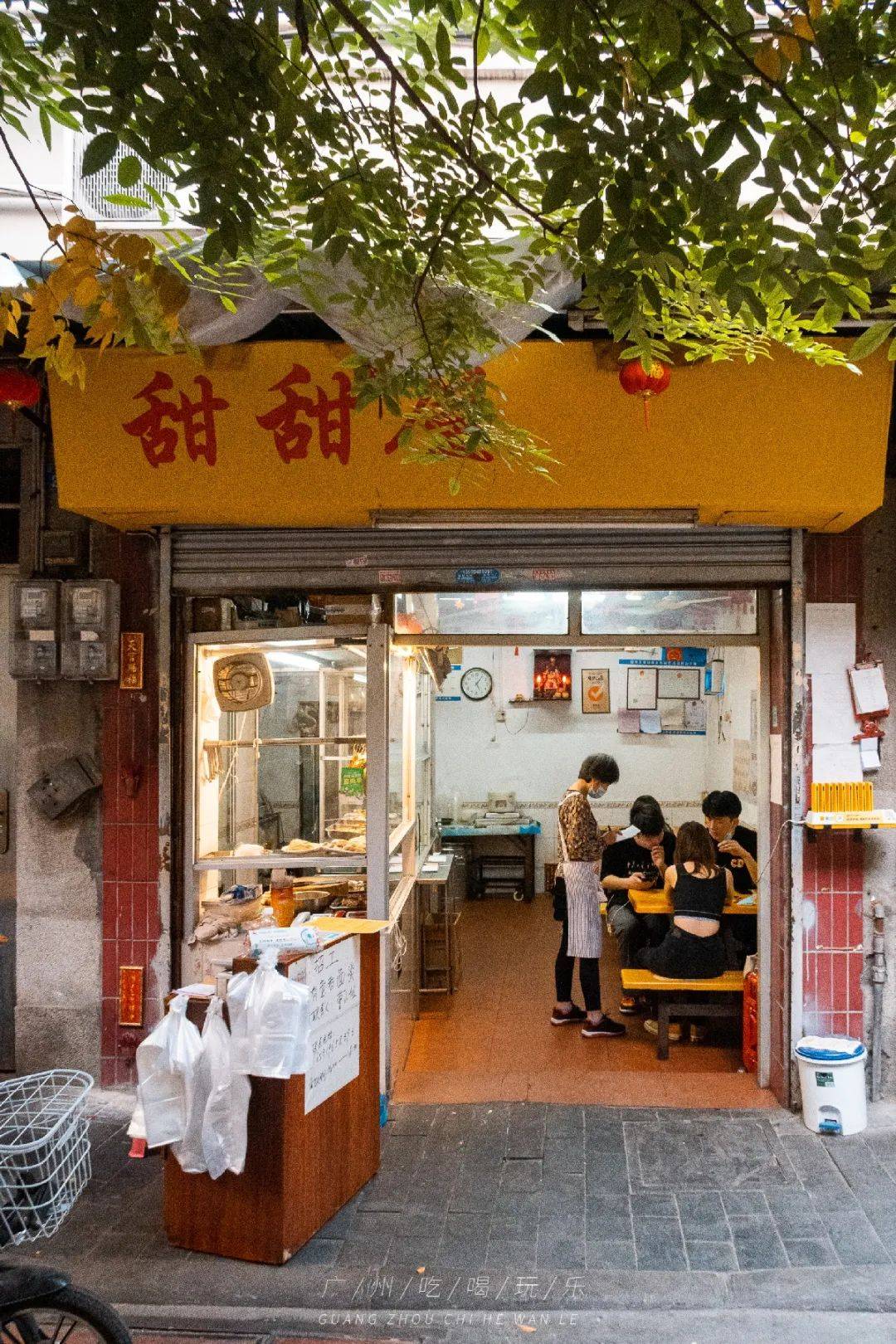 开了20年的街边小店,没环境!没服务!一到饭点就排晒长龙!