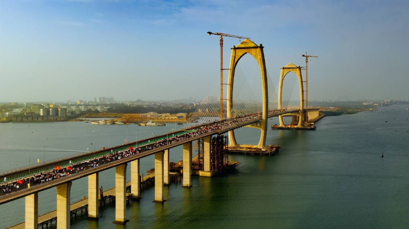 者以碧桂园城市花园为起点,走过横跨湾口的白色巨龙——水东湾大桥