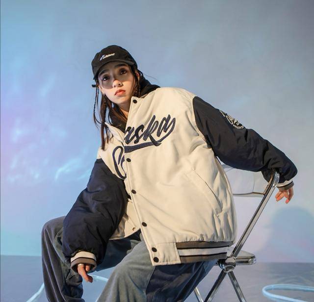 棒球服除了与连帽卫衣搭配之外,还能与棒球帽搭配,棒球服和棒球帽本来