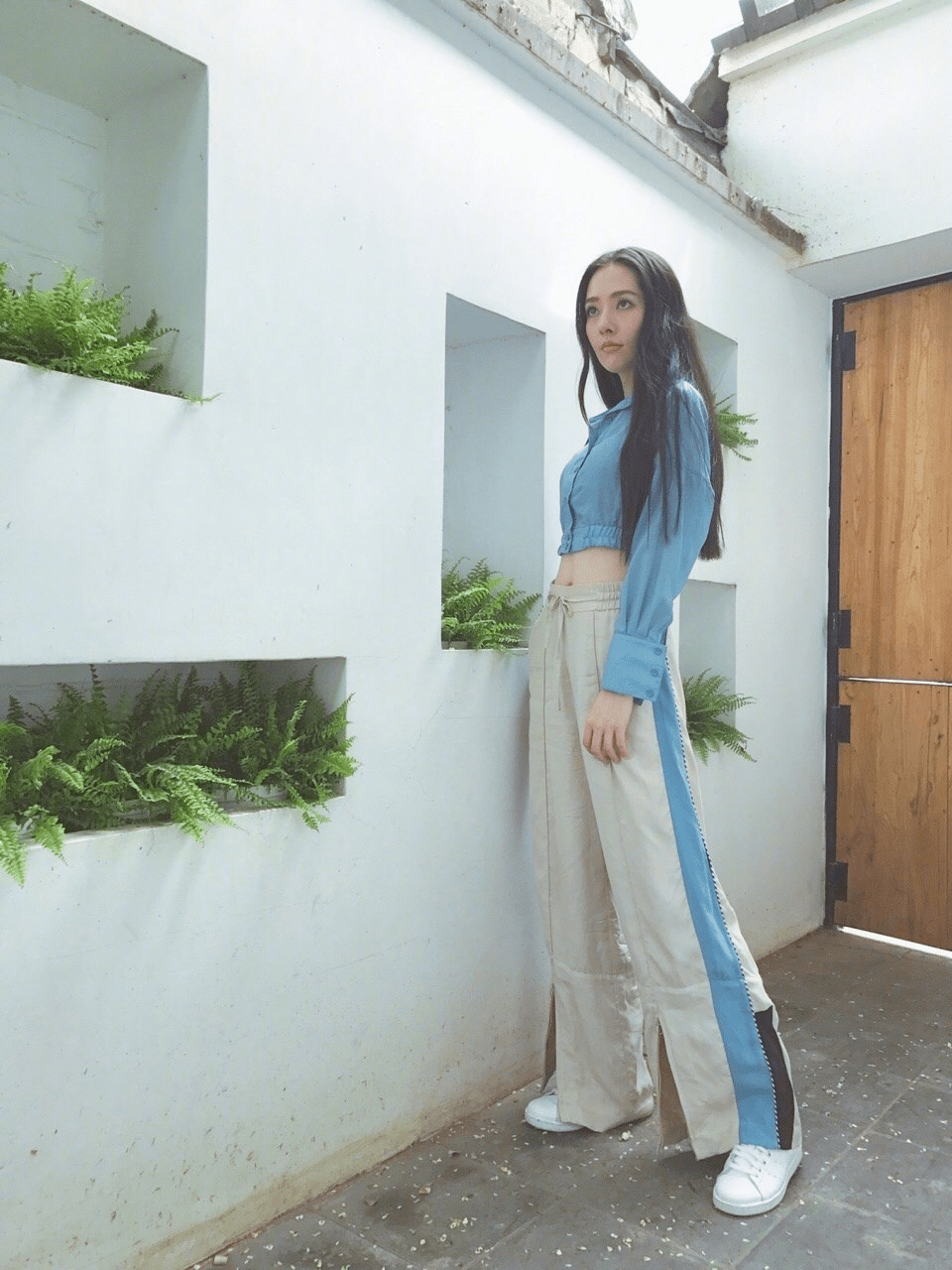 郭碧婷不愧是气质女神,穿色t恤搭配工装卡其色阔腿裤,简约洋气_身材