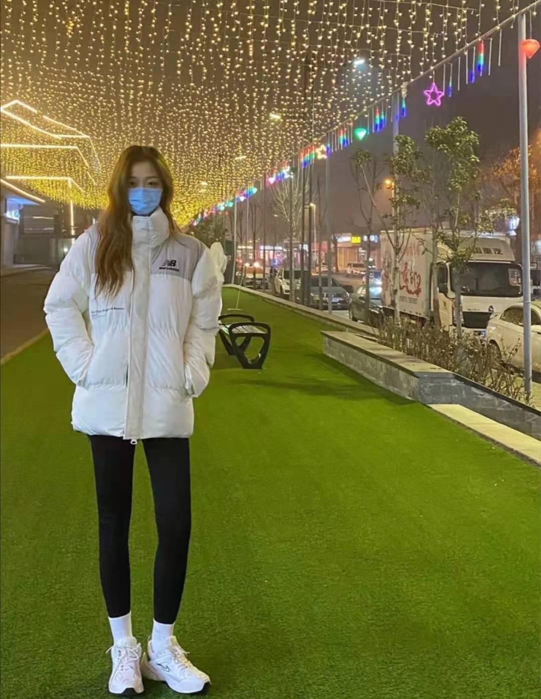 短款羽绒服适合配什么裤子