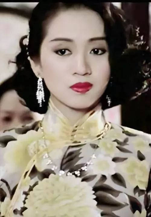 当时梅艳芳在女歌手中保持着霸主地位,豪据"最受欢迎女歌星"长达5年之