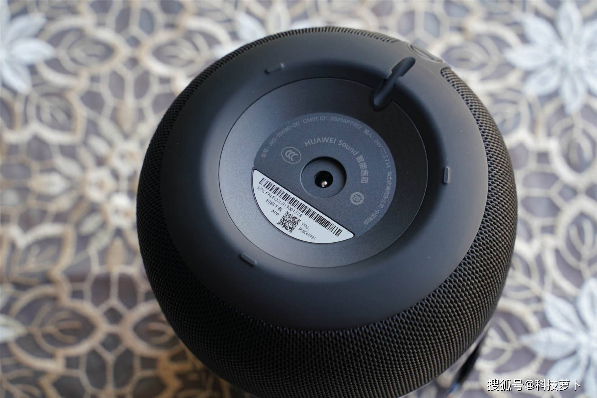 华为sound的电源接口在底部,边缘有分线孔固定线材,底部采用大面积