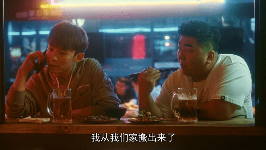 流金岁月:细节可看出叶谨言很在意锁锁,而锁锁对他已有爱意_王飞宇