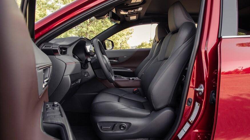 如果说rav4荣放的内饰是功能性的粗犷风格,那海利亚则是奢华与精致的