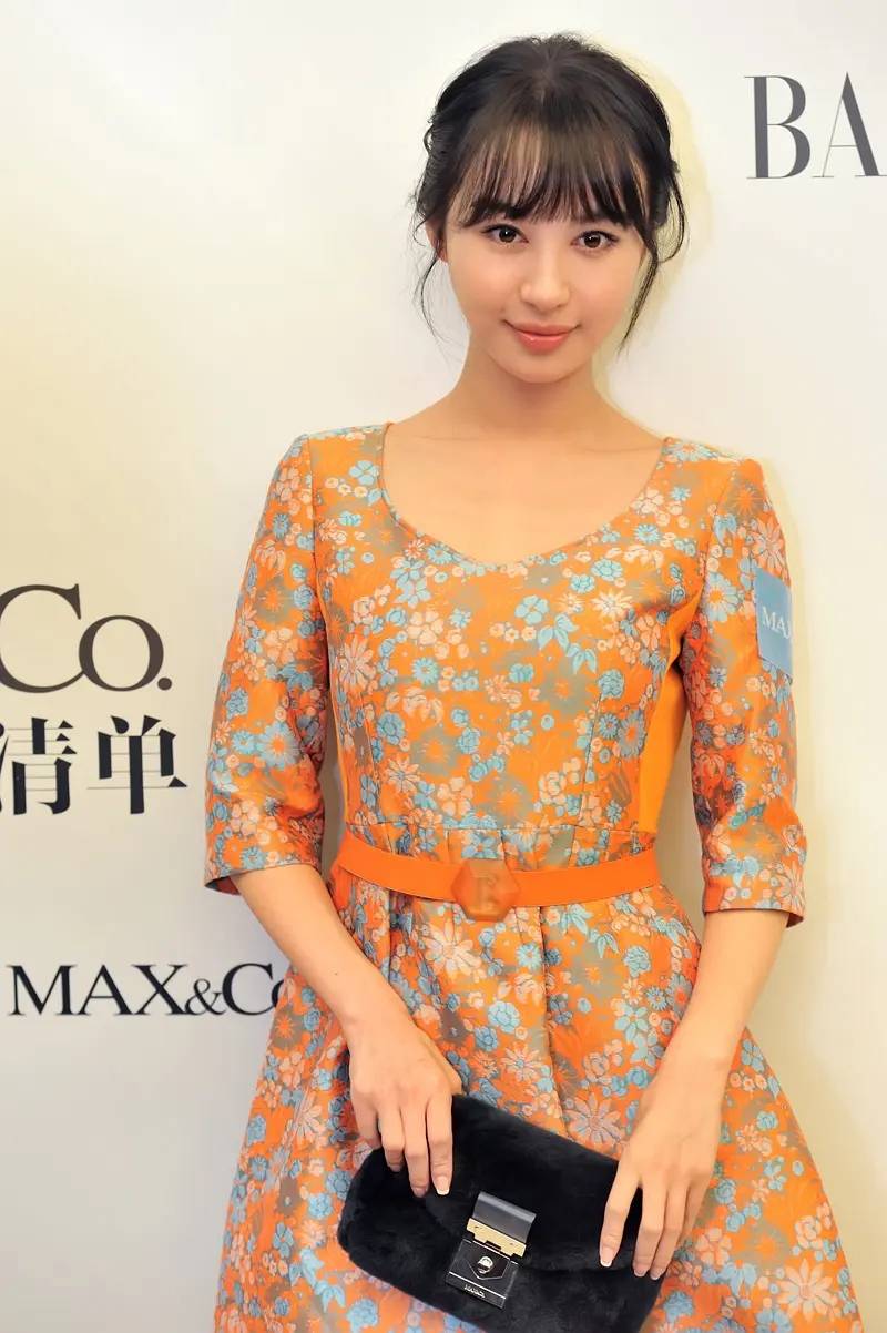 原创李菲儿和黄晓明同台后, angelababy发文否认曾插足