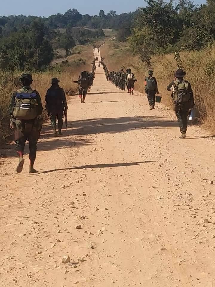 緬甸少數民族武裝南撣邦軍增兵前線受到本族群眾夾道歡迎