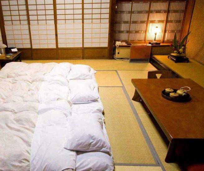 日本人有床不躺，为啥非要睡在地板上？当地人说出了实情