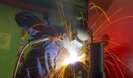 方向焊接; 3)先焊收缩量大的接头(对接接头),后焊收缩量小的接头(搭接