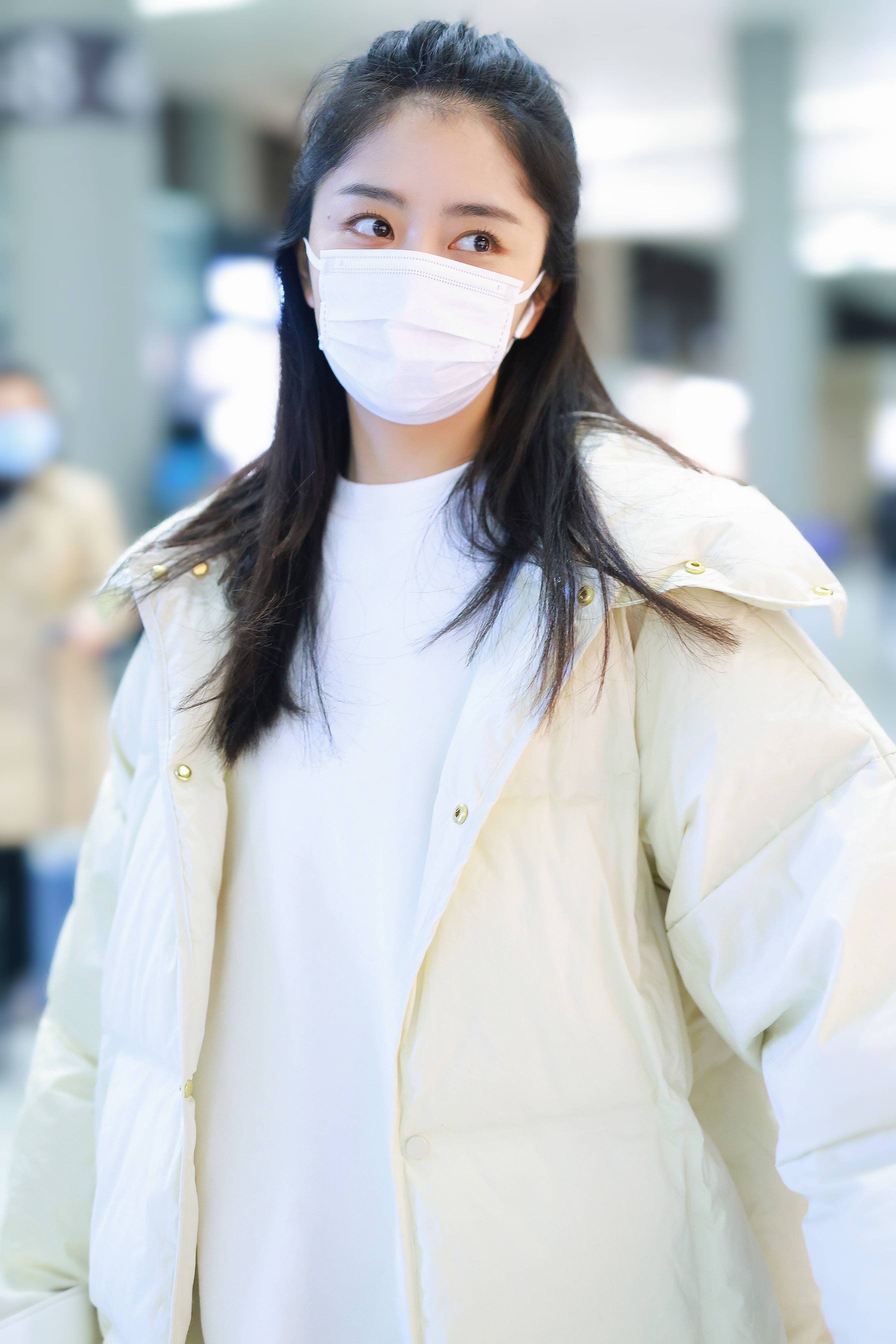 谭松韵走机场变可爱大白长发披肩眉眼间显温柔