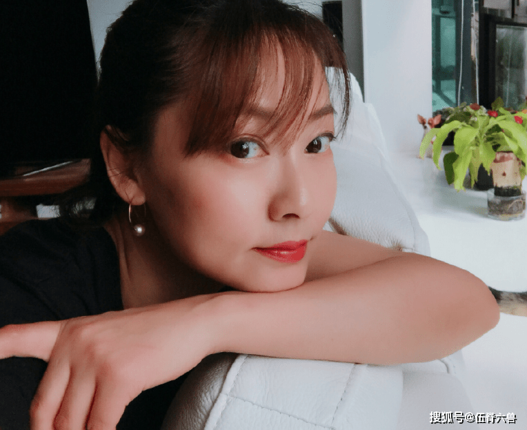 55岁张卫健曝近况,弟弟死后全力陪伴母亲,为此与妻子分居近1年_张茜