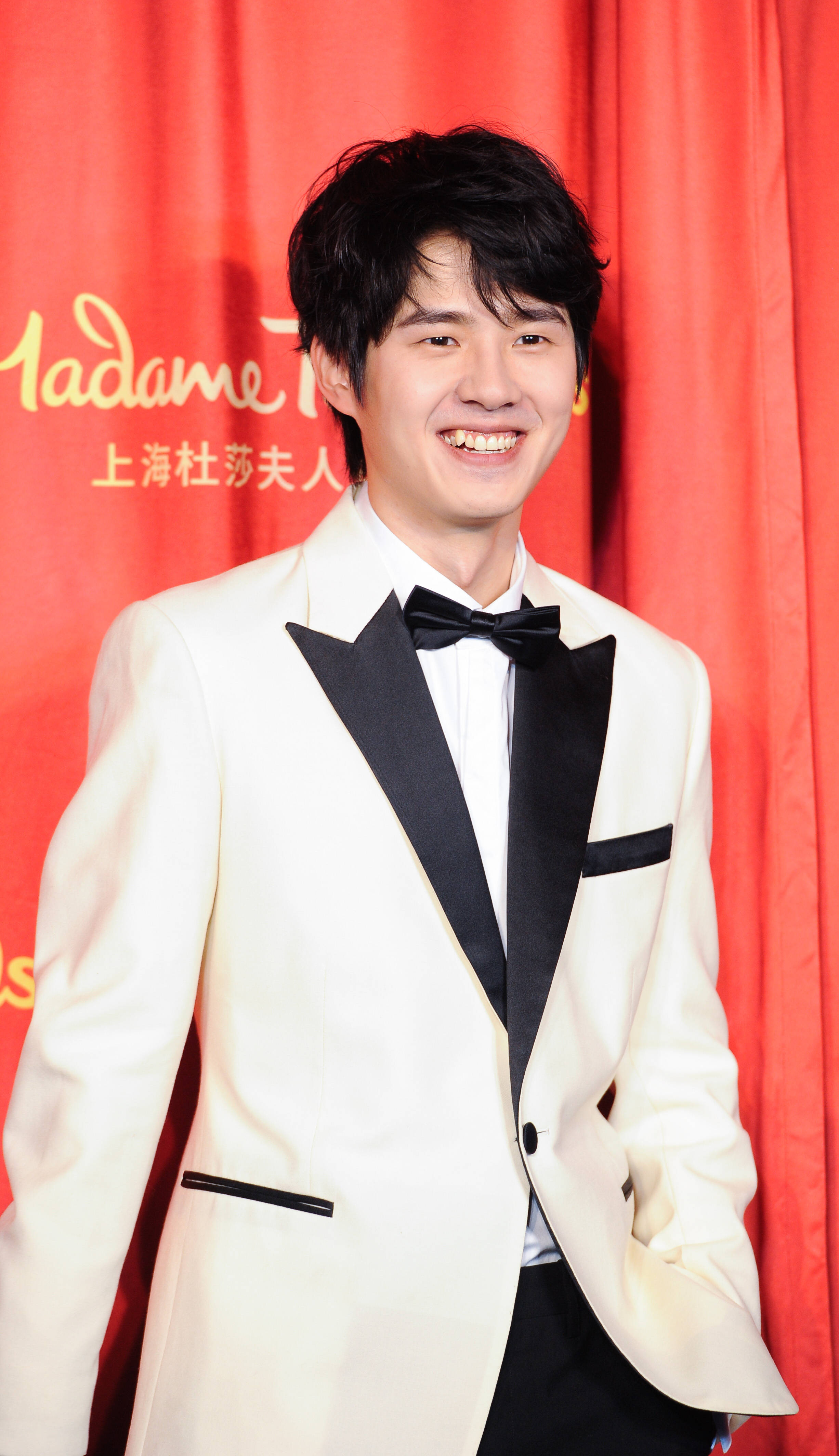 刘昊然白马王子造型揭幕蜡像_弟弟