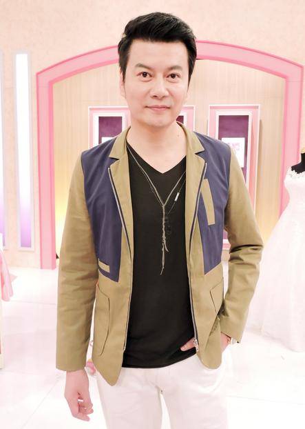 原创师奶杀手倪齐民一直都很低调老婆小他12岁不愿多抛头露面