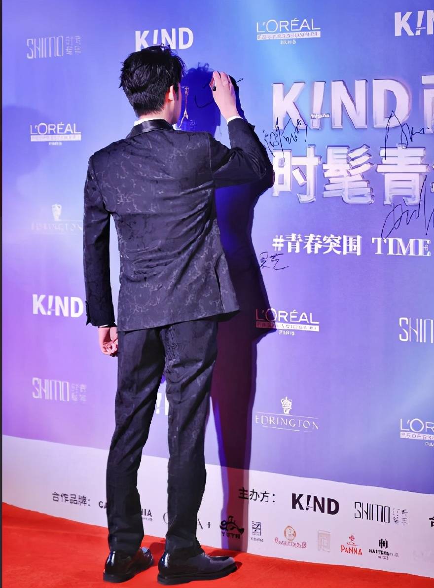 德云社张云雷走红毯梳大背头穿西装太帅像韩剧里长腿欧巴