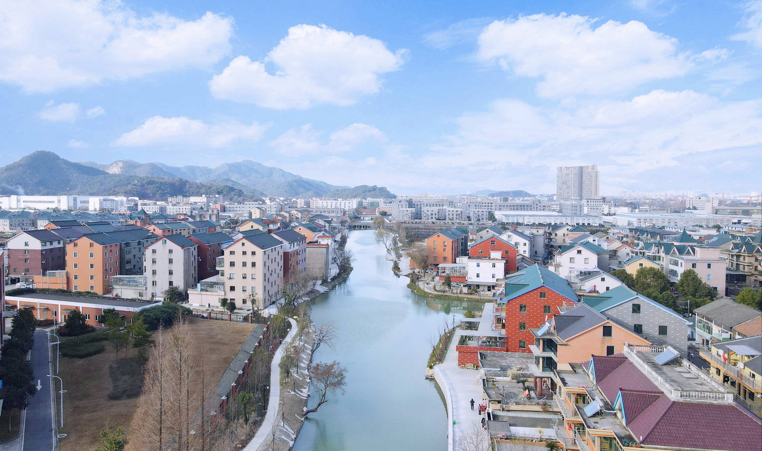 初冬暖阳向水而行凌凌波光点点绿化杭州萧山蜀山街道造高标准美丽河湖