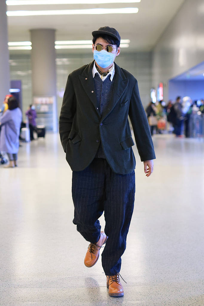 袁弘复古西装配圆眼镜单手插兜身材发福壮如牛