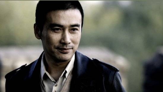 后来还在上大二的柳云龙参演电影《青春无悔》,饰演男二号胡松力,与