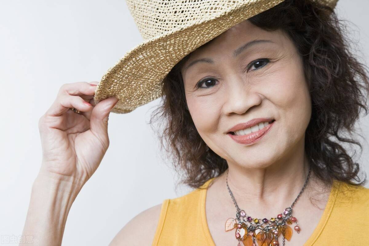 65岁的阿姨坦言:搭伙相伴8年,病一场后就知道彼此是不是真心