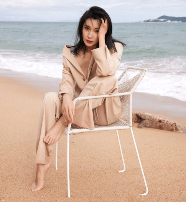 原创李冰冰海边拍大片穿西装不扣纽扣被指擦边球打得太明显