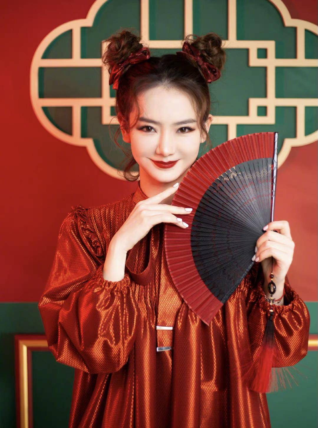 戚薇火红色泡泡袖裙喜气洋洋,头顶蝴蝶结双丸子头,满满中国风!