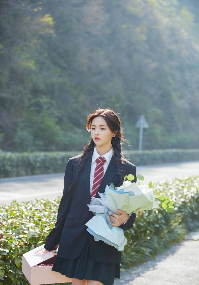 杨超越气质升华穿学院服凹造型尽显绝世少女感