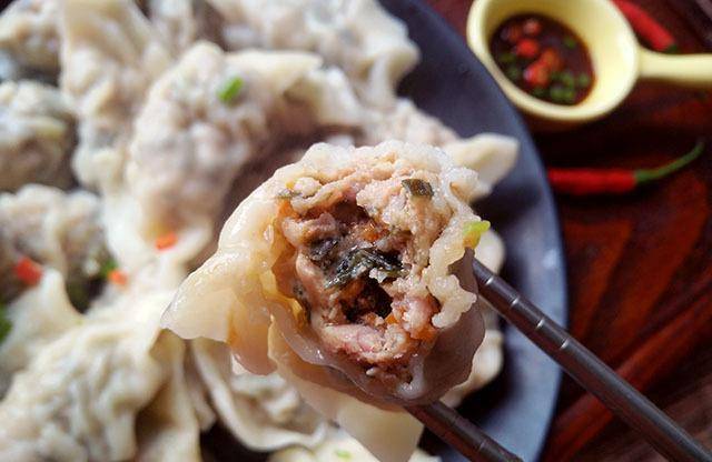 以前用它做凉菜,没想到包成饺子也鲜美,2元一斤,入暑后要多吃_海带
