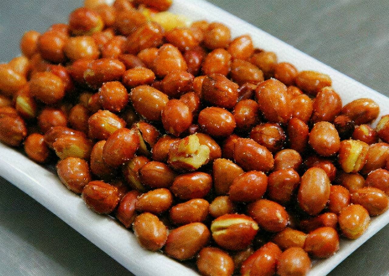 去餐馆为啥服务员会先端来一盘花生米顾客满满的都是坑啊