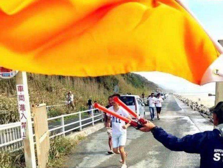 在日本，为何导游提醒游客，看到有人拿着橙色旗子跑也要跟着跑？