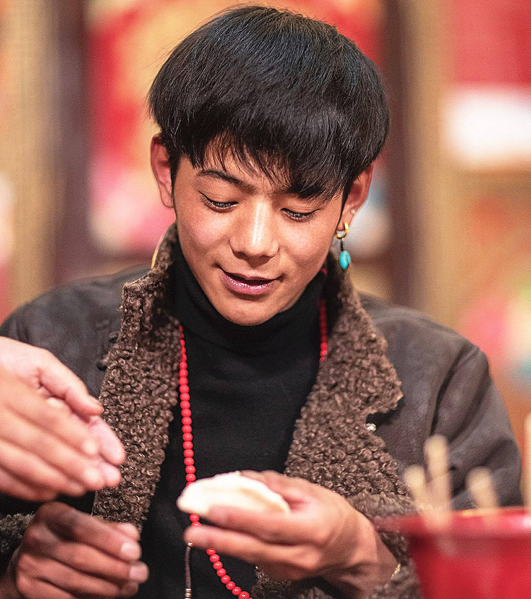 网红丁真抽烟引热议公司回应自己打脸到底是谁做错了