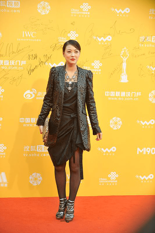 周海媚穿衣风格百变,西装外套内搭黑色黑色连衣裙,穿出霸气风范