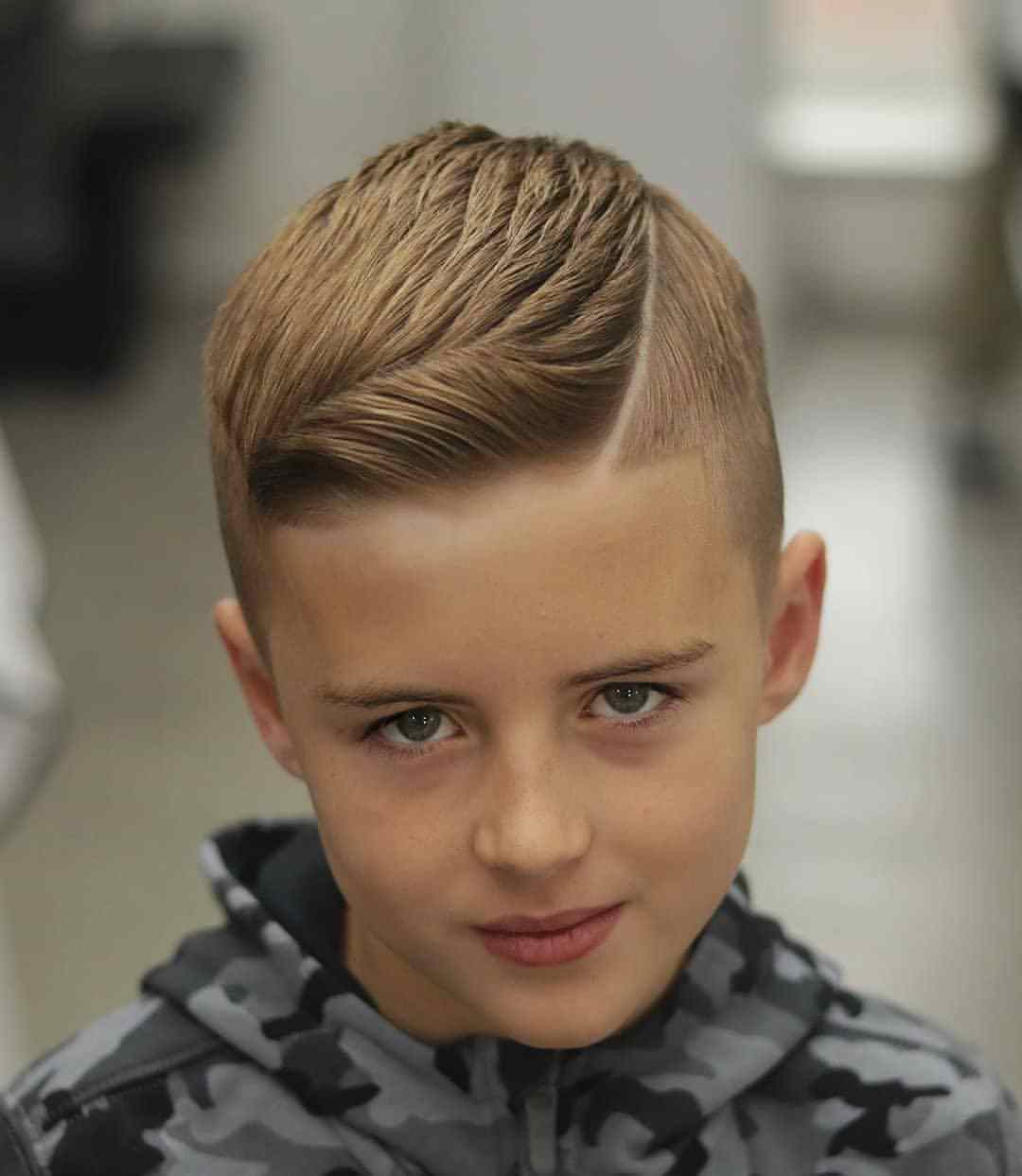 男孩可以选择这种纹理烫发来增加整个发型的蓬松度,搭配栗棕色的染发