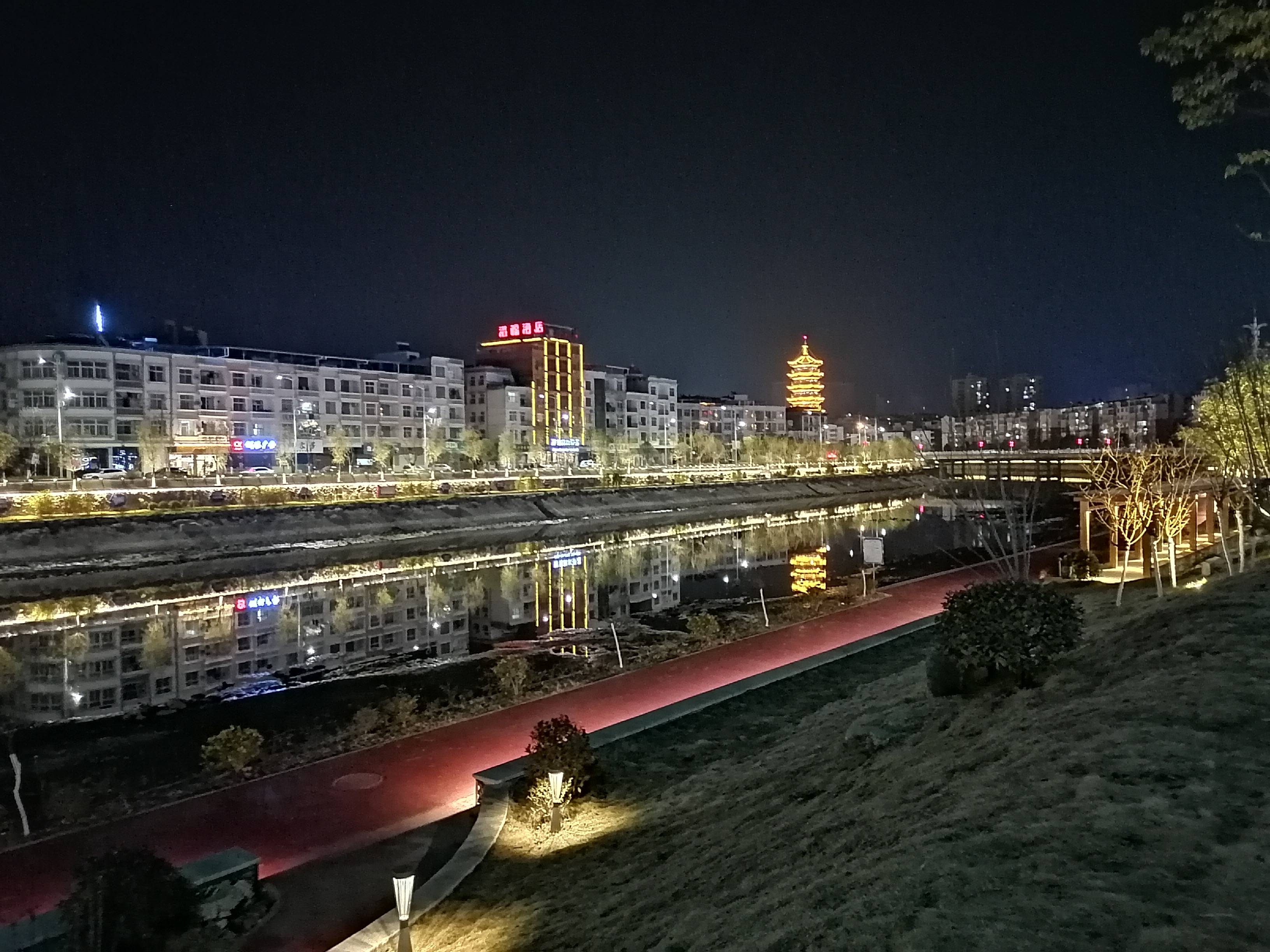 《夜61游雁塔广场》_韵隽