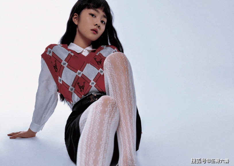 14岁黄多多新造型曝光,穿着丝袜扮相成熟,笑容消失秒变厌世脸