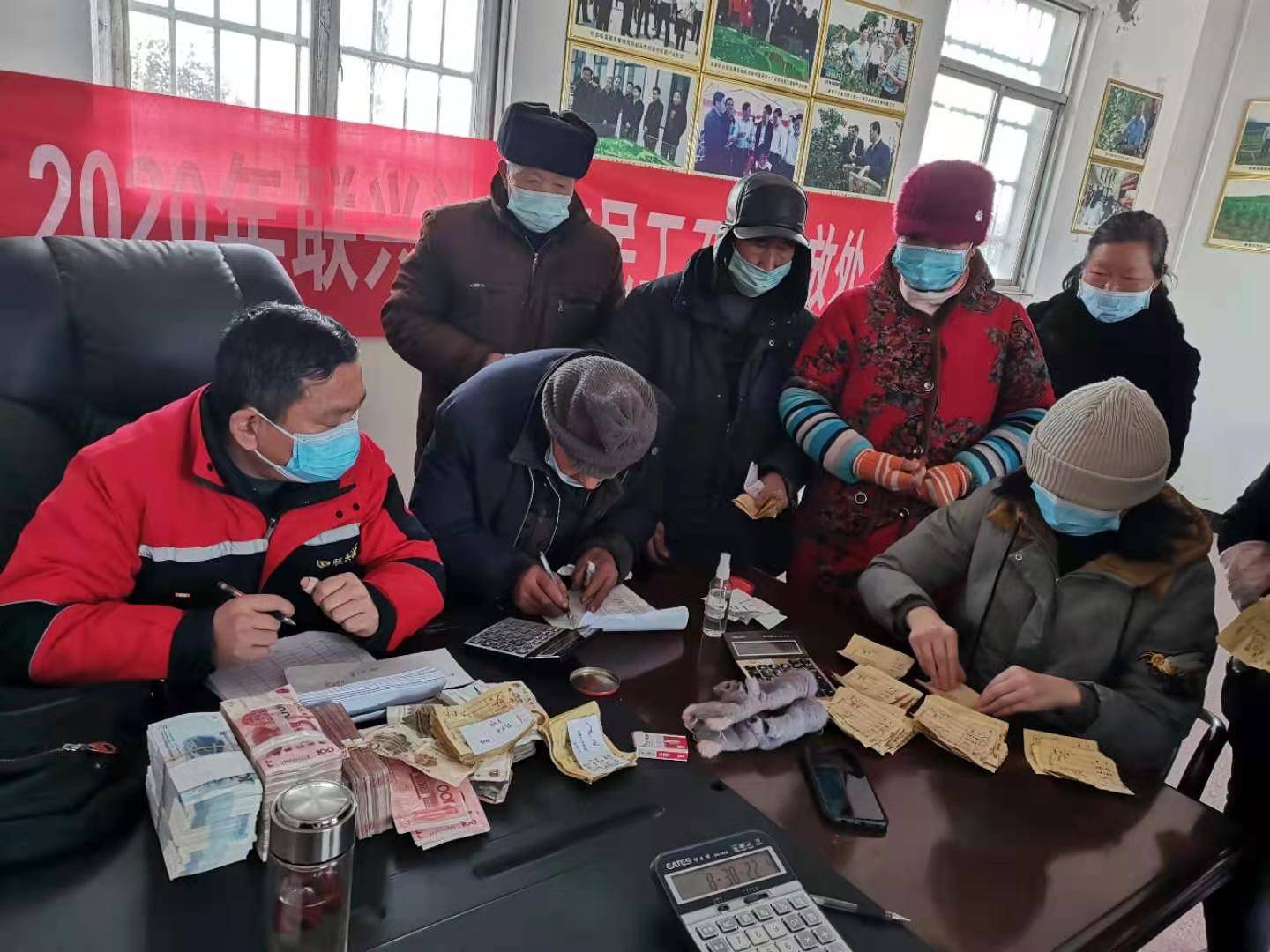 联兴油茶公司发钱啦家门口务工农民领到票子笑颜开