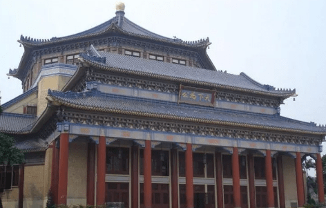 在广州市越秀山南麓的东风中路,座落于孙中山先生当年的总统府旧址上