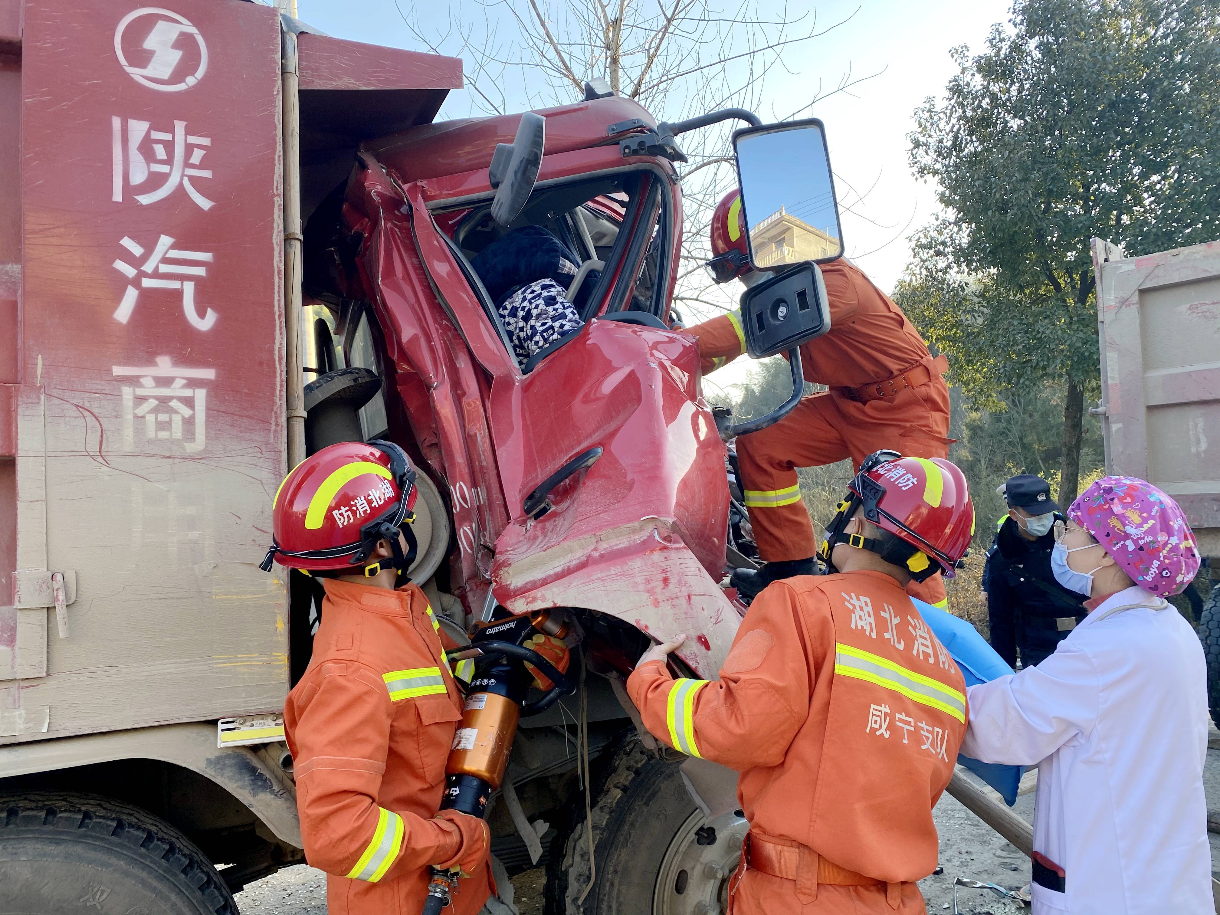 湖北咸宁:四辆货车追尾2人被困 消防紧急破拆救人