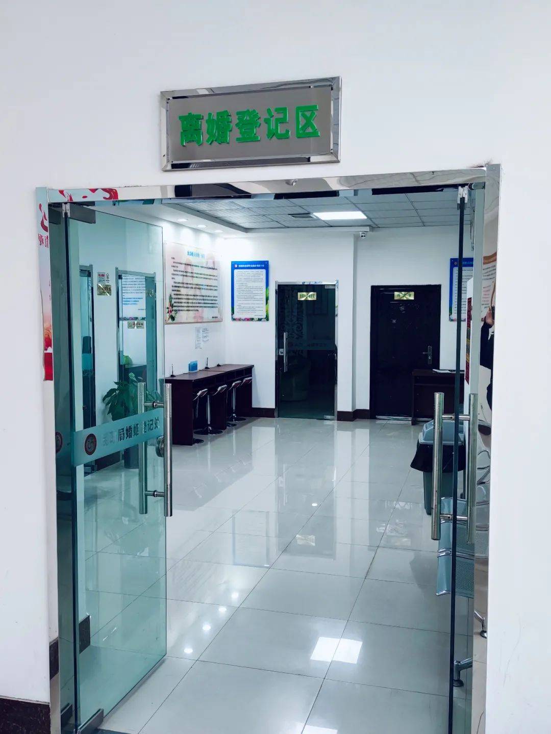 离婚冷静期在西安正式实施,民政局的人都少了一半.