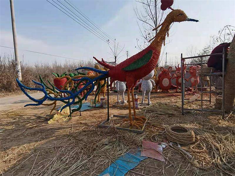 稻草人工艺品装扮铜陵凤凰山景区别样景致招揽八方来客